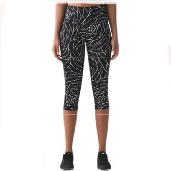 lululemon athletica Pants - Lululemon cropped leggings